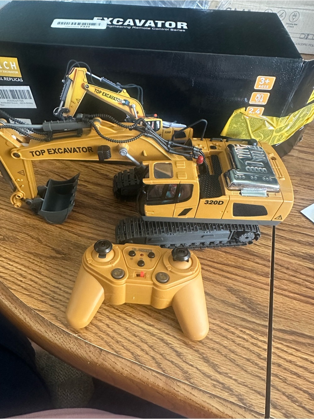 TOP Excavator Remote control excavator 320D - works great / yellow